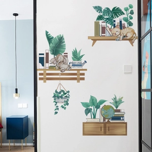 Detail van muurstickers met cartoon kat, olifant en groene planten op witte muur