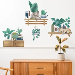 Detail van handgetekende kat- en olifantmuurstickers met planten op een woonkamerwand