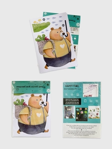 Dettaglio dell'adesivo murale con orso e scheda illustrativa per diverse superfici