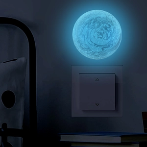 Adesivo murale luna luminosa da 8cm con texture blu per la decorazione dell'interruttore