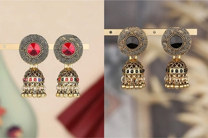 Detail von Vintage-Jhumka-Glockenohrringen mit bunten Steinen und goldenen Spiralen