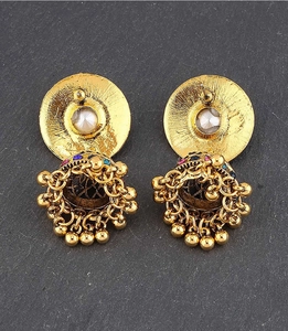 Detailansicht indischer Jhumka-Ohrringe in Gold mit bunten Strasssteinen und Glockenquasten