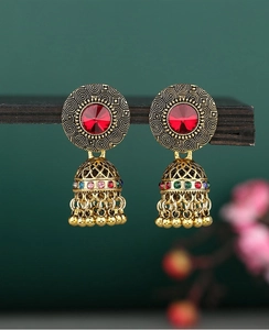 Details von indischen Jhumka-Ohrringen in Vintage-Gold mit rotem Edelstein und Glöckchen