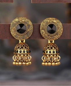 Detail von goldenen Jhumka Ohrringen im Vintage-Stil mit schwarzen Steinen und Glocken