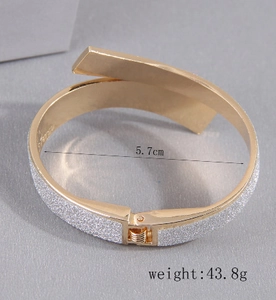 Close-up of golden glitter finish bangle showing 5.7cm inner diameter and 43.8g weight