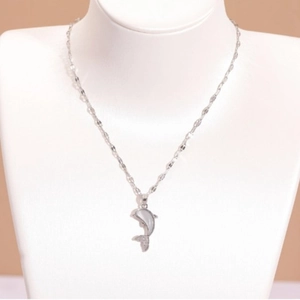 Collier dauphin argenté avec nacre et zircons sur un mannequin de cou blanc élégant