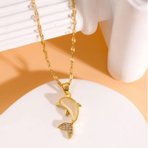 Collier dauphin doré élégant avec corps en opale et queue en zircon scintillant sur socle