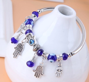 Dettaglio del bracciale argento con perline occhio blu e ciondoli mano di Fatima