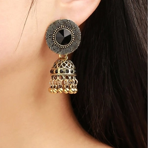 Boho Gold Jhumka Glockenohrringe mit schwarzen Schmucksteinen und feinen Ethno-Spiralmustern