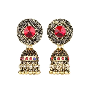 Exotische Jhumka-Ohrringe mit rubinfarbenen Steinen und bunten Kristallen auf weißem Grund