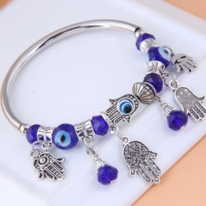 Bracciale argento con perle occhio greco e ciondoli mano di Fatima e cristalli blu