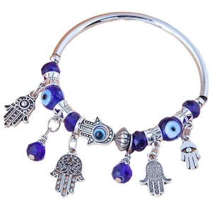 Bracciale con perline blu e ciondoli Occhio del Male e Mano di Fatima su bianco