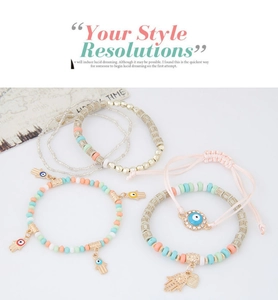 Détail du bracelet bohème multicouche avec breloques mauvais œil et perles mates