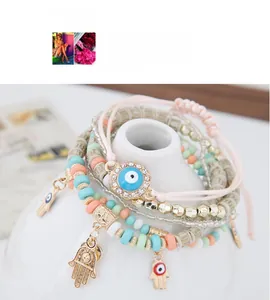 Détail d'un ensemble de bracelets bohèmes avec charmes Œil de Fortune et Main de Fatma