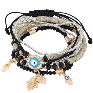 Set de bracelets multicouches avec pendentifs œil bleu et main de Fatima sur fond blanc