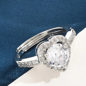 Eleganter silberner Herzring mit Zirkon und seitlichen Steinen im Pavé-Stil