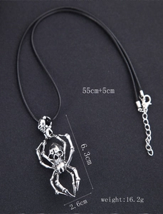 Dimensions du collier pendentif araignée gothique avec hauteur 6,3 cm et largeur 2,6 cm