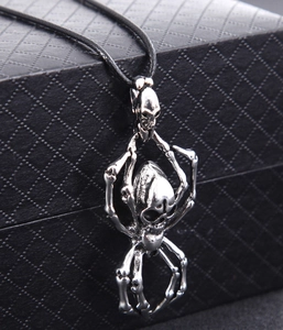 Vue macro d'un pendentif araignée punk avec tête de mort sur une boîte à bijoux noire