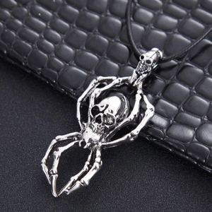 Pendentif araignée tête de mort gothique en argent avec cordon noir sur fond cuir