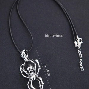 Collier gothique avec pendentif crâne et araignée en argent et cordon noir réglable