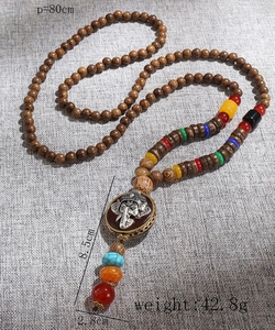 Détail du collier ethnique en perles de bois avec pendentif Ganesh et dimensions