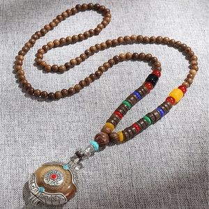 Collier Long Perlé en Bois de Style Tibétain Ethnique Pendentif Rond en Alliage Rétro Chaîne de Pull Multicolore pour Femmes Hommes Bijoux