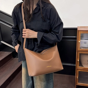 Sac fourre-tout minimaliste en cuir PU marron avec lettrage doré sur un mannequin