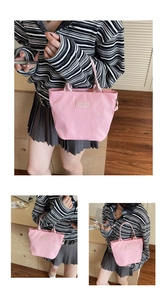 Detailaufnahme der rosa wasserdichten Nylon-Tragetasche mit einem modischen Lederetikett