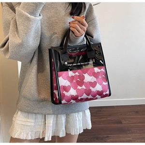 Dettaglio della borsa per trucco in PVC impermeabile con cuori e stampa slogan