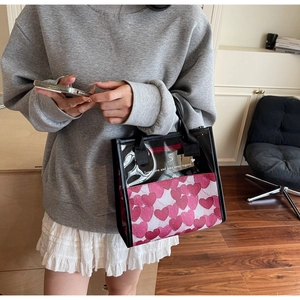 Dettaglio borsa in tela a cuori rosa con parte superiore in PVC trasparente