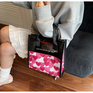 Dettaglio borsa da toilette in PVC impermeabile con cuori rosa e tela cucita