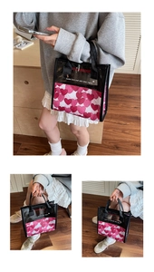 Borsa per trucco in PVC traslucido con motivo a cuore e manici neri in un'ambientazione lifestyle