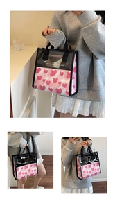 Dettaglio della borsa in PVC trasparente con motivo a cuore rosa e stampa di testo