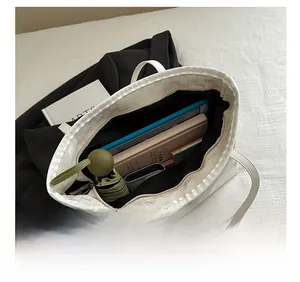 Draufsicht der weißen Ledertasche mit großem Innenraum für tägliche Pendlerartikel