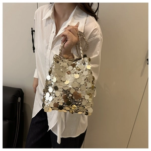 Détail des paillettes dorées champagne sur un sac seau avec une bandoulière en chaîne
