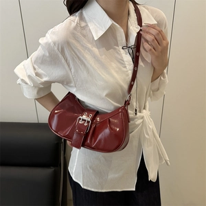 Sac hobo plissé bordeaux vintage pour femme en cuir verni avec boucle élégante