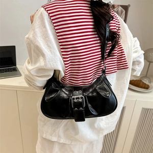 Sac bandoulière demi-lune noir plissé avec boucle en métal argenté style vintage