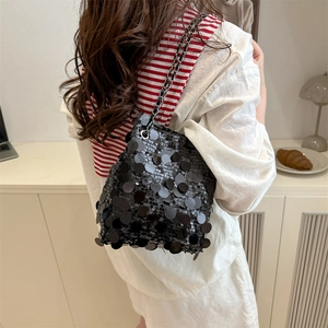 Sac seau à paillettes noires pour femme avec une bandoulière en chaîne argentée