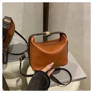 Vintage Damen Eimertasche Aus PU-Leder Mit Faltenstruktur Goldene Hardware Verstellbarer Schultergurt Mode Umhängetasche
