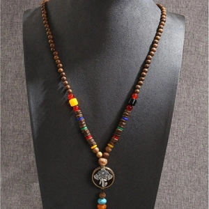 Sautoir ethnique en perles de bois colorées avec pendentif Ganesha en bronze ciselé