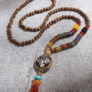Long collier ethnique en perles de bois avec pendentif Ganesha et agates colorées