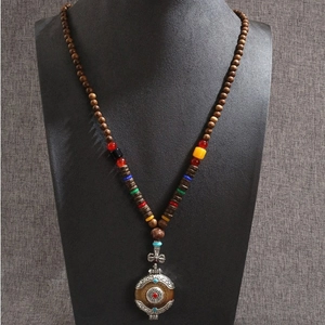 Sautoir ethnique en perles de bois avec pendentif argenté vintage et gemmes colorées