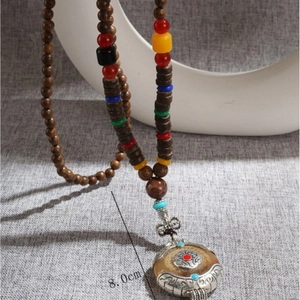 Sautoir ethnique tibétain en bois avec grand pendentif rond gravé de 8cm