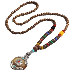 Sautoir ethnique bohème en perles de bois avec grand pendentif en métal vintage