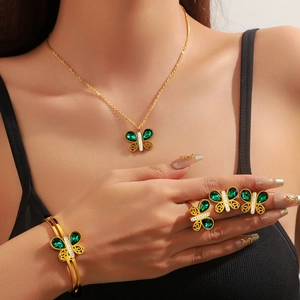 Parure bijoux papillon émeraude avec collier, bracelet et bagues dorées pour femmes