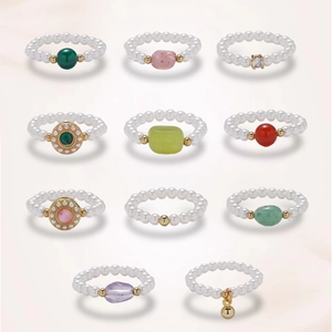 Set di 11 anelli elastici di perle con pietre naturali colorate e dettagli dorati