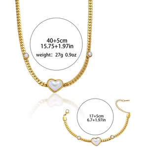 Parure collier et bracelet en acier doré avec pendentifs cœur en perle et maille serpent