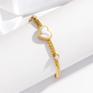 Bracelet élégant en acier inoxydable doré avec perle cœur et détails perlés