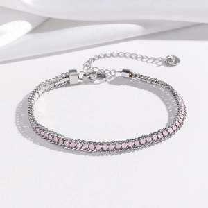 Dettaglio del bracciale d'argento con zirconi rosa e chiusura a moschettone