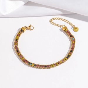 Dettaglio del bracciale regolabile in acciaio inossidabile dorato con zirconi colorati